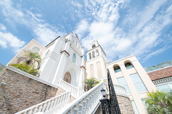 厳かな雰囲気を感じるガーデン＆チャペル式場